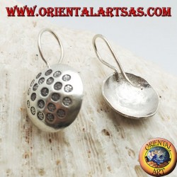 Pendientes de plata, círculo redondeado con discos martillados en bajorrelieve.