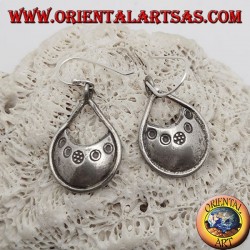 Silberne Tropfenohrringe mit Flachreliefgravuren