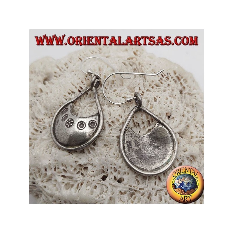 Aretes colgantes de plata con grabados en bajorrelieve