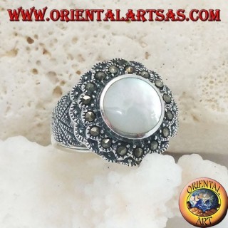 Anello in argento con madreperla tonda rialzata contornata da marcassite