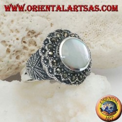 Bague en argent avec nacre en relief entourée de marcassite