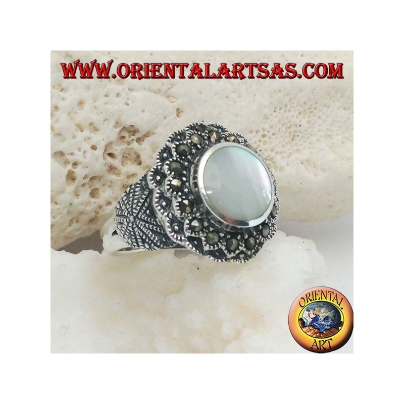Anello in argento con madreperla tonda rialzata contornata da marcassite