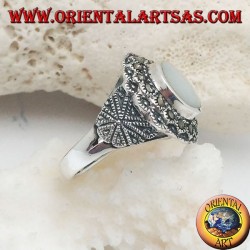 Anillo de plata con nácar elevado rodeado de marcasita