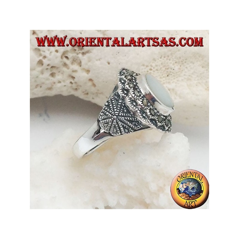 Bague en argent avec nacre en relief entourée de marcassite