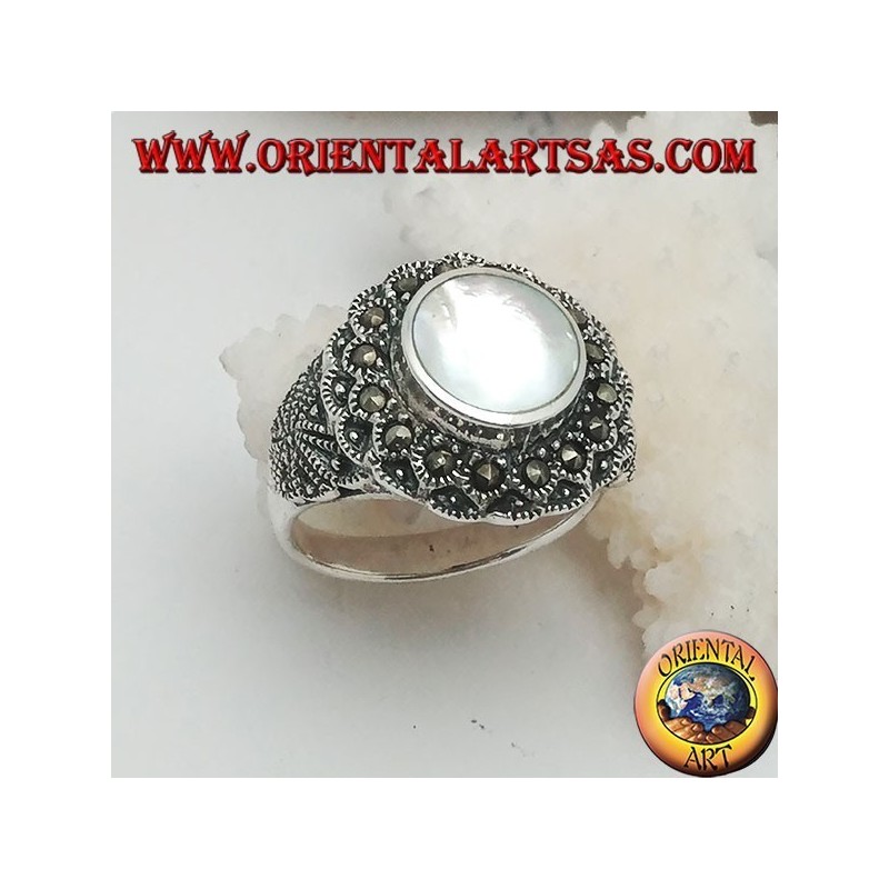 Anello in argento con madreperla tonda rialzata contornata da marcassite