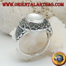 Anillo de plata con nácar elevado rodeado de marcasita
