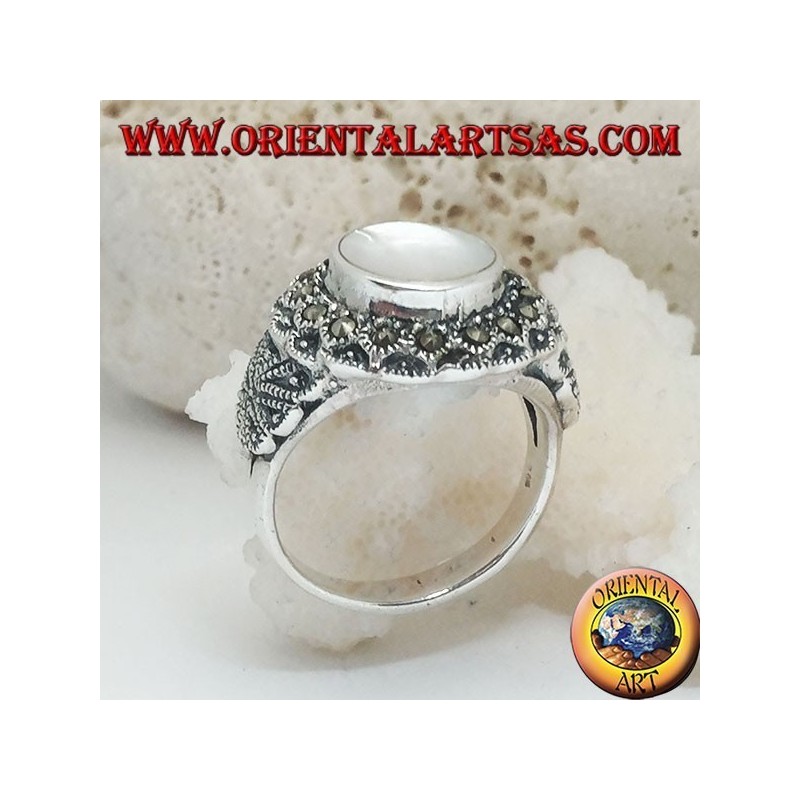 Anello in argento con madreperla tonda rialzata contornata da marcassite