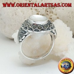 Bague en argent avec nacre en relief entourée de marcassite