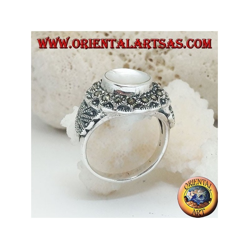Bague en argent avec nacre en relief entourée de marcassite