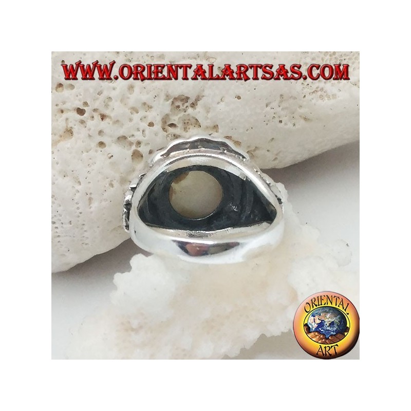 Anillo de plata con nácar elevado rodeado de marcasita
