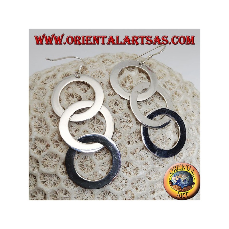 Pendientes de plata con tres colgantes de cadena lisa y plana.