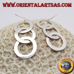 Pendientes de plata con tres colgantes de cadena lisa y plana.