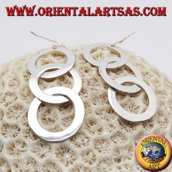 Pendientes de plata con tres colgantes de cadena lisa y plana.
