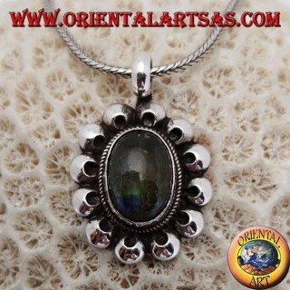 Ciondolo in argento con labradorite a fluorescenza ovale contornata da dischetti traforati