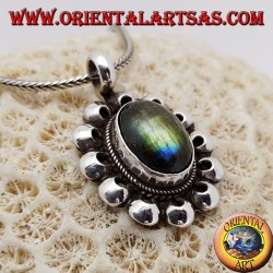 Silberanhänger mit oval fluoreszierendem Labradorit, umgeben von Lochscheiben