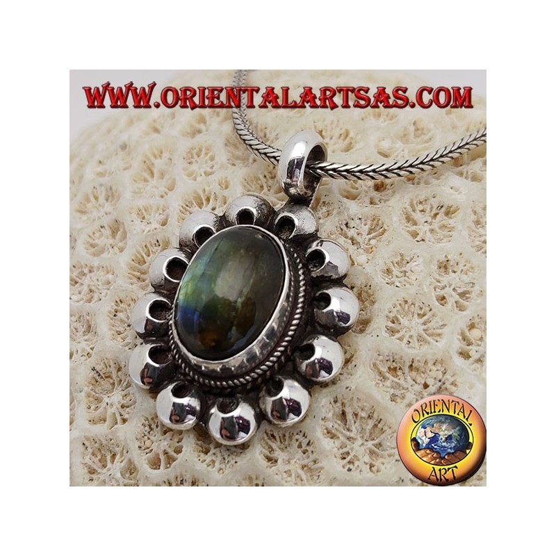 Ciondolo in argento con labradorite a fluorescenza ovale contornata da dischetti traforati