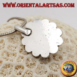 Silberanhänger mit oval fluoreszierendem Labradorit, umgeben von Lochscheiben