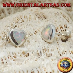 Pendientes lobulares de plata con ópalo blanco en forma de corazón y montura lisa.