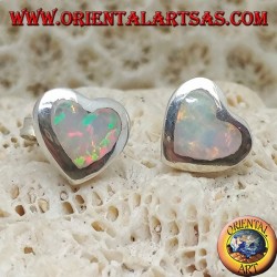 Pendientes lobulares de plata con ópalo blanco en forma de corazón y montura lisa.
