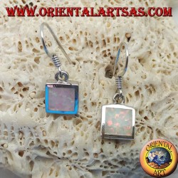 Pendientes de plata con ópalo cuadrado blanco y montura lisa.