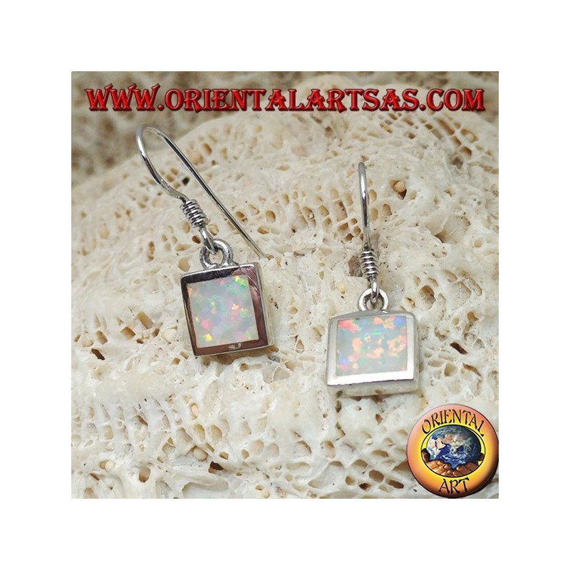 Orecchini in argento pendenti con opale bianco quadrato e montatura liscia