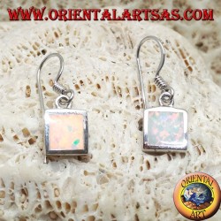 Pendientes de plata con ópalo cuadrado blanco y montura lisa.