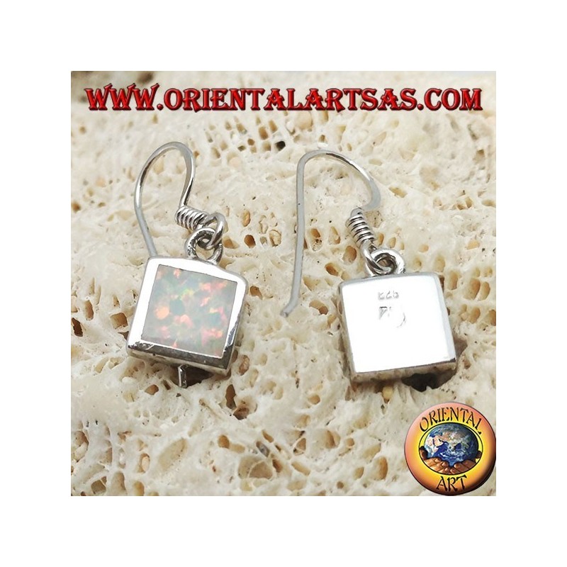 Boucles d'oreilles en argent avec opale blanche carrée et monture lisse