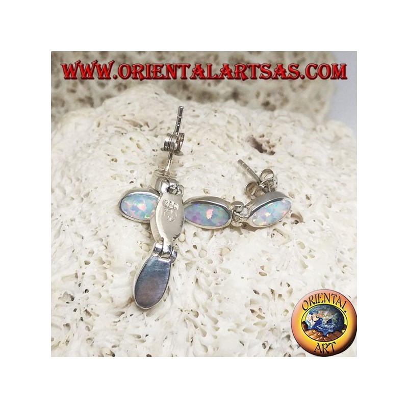 Boucles d'oreilles lobe en argent avec une rangée de trois opales blanches ovales suspendues