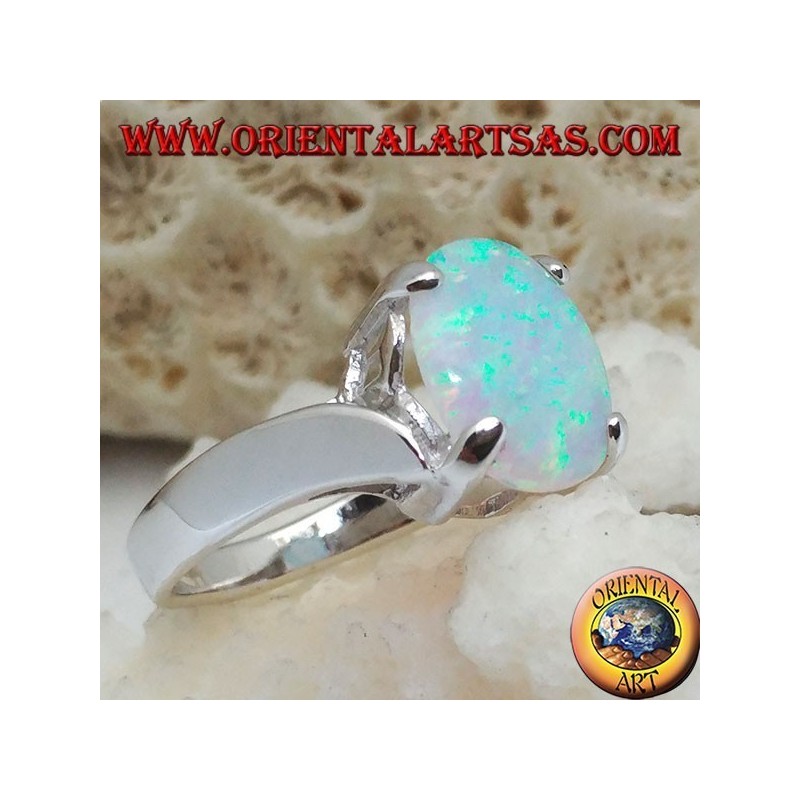 Anello in argento con opale bianco ovale incastonato e montatura curva sui lati