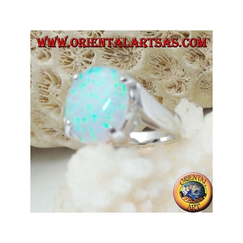 Anillo de plata con conjunto ovalado de ópalo blanco y marco curvo en los lados.