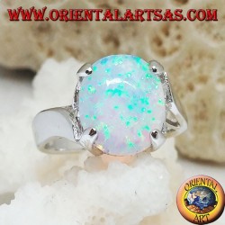 Anillo de plata con conjunto ovalado de ópalo blanco y marco curvo en los lados.
