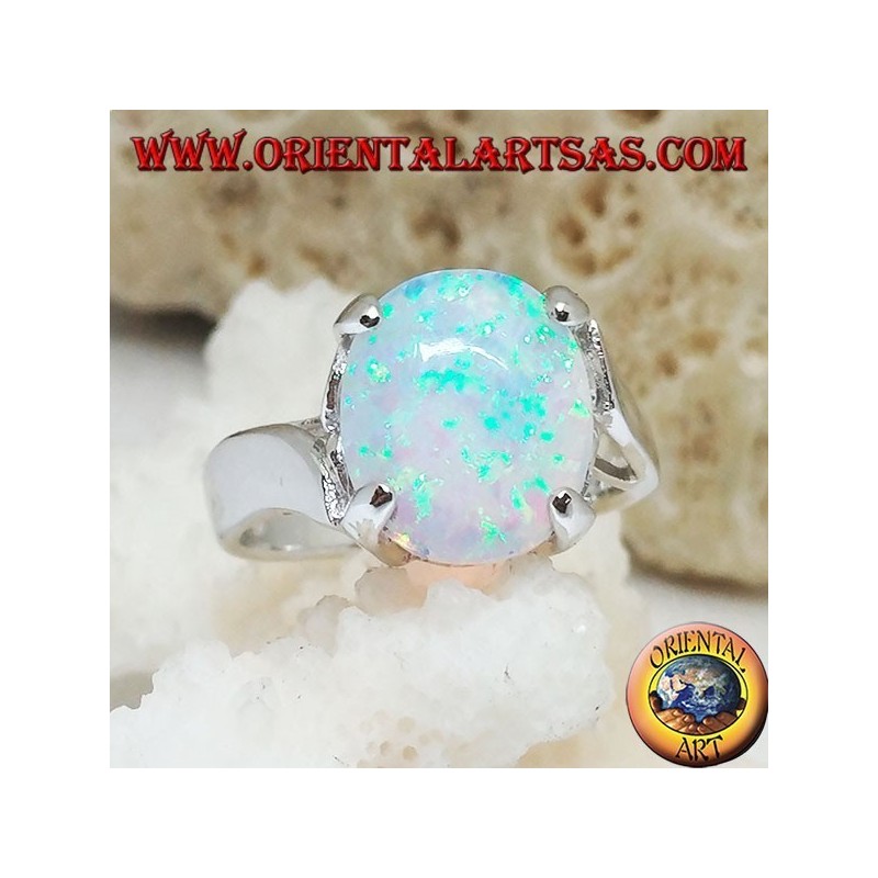 Anello in argento con opale bianco ovale incastonato e montatura curva sui lati