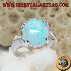 Anillo de plata con conjunto ovalado de ópalo blanco y marco curvo en los lados.