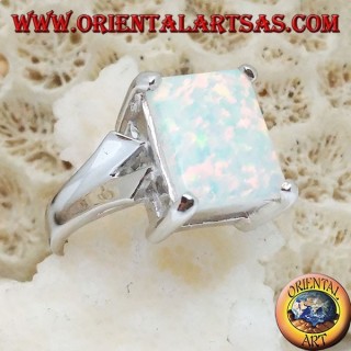 Anillo de plata con conjunto rectangular de ópalo blanco y marco en forma de V en los lados
