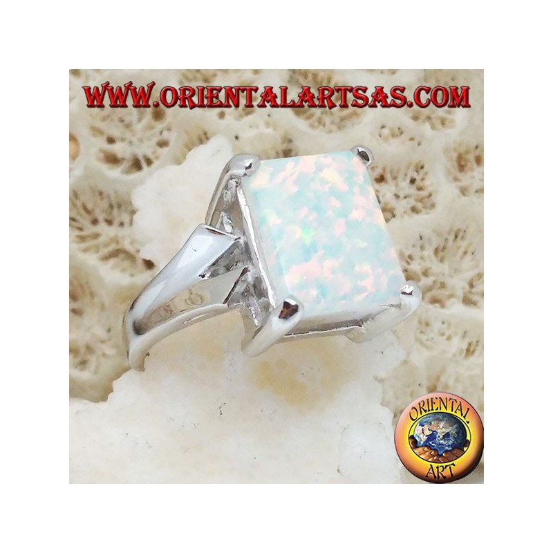 Bague en argent avec ensemble opale blanc rectangulaire et monture en V sur les côtés