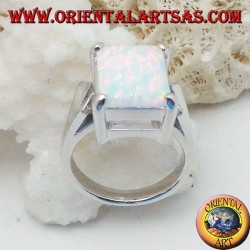 Bague en argent avec ensemble opale blanc rectangulaire et monture en V sur les côtés