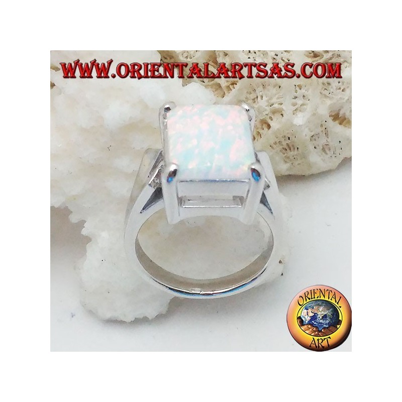 Anello in argento con opale bianco rettangolare incastonato e montatura a V sui lati