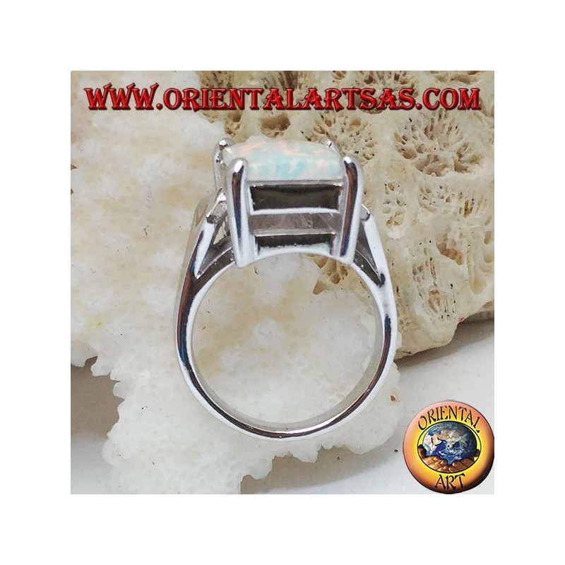 Anello in argento con opale bianco rettangolare incastonato e montatura a V sui lati