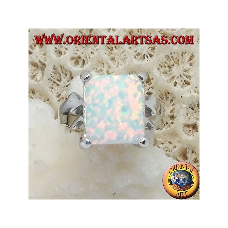 Bague en argent avec ensemble opale blanc rectangulaire et monture en V sur les côtés