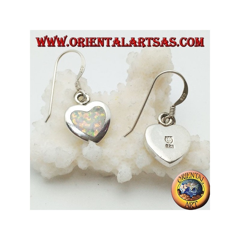Pendientes de plata con ópalo blanco en forma de corazón y montura lisa.
