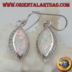 Pendientes colgantes de plata con opal blanco y calados en los laterales.