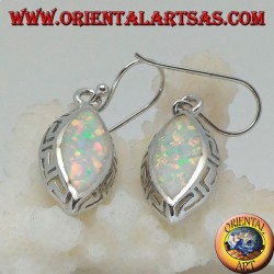 Pendientes colgantes de plata con opal blanco y calados en los laterales.