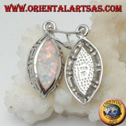 Pendientes colgantes de plata con opal blanco y calados en los laterales.