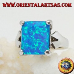 Anello in argento con opale di fuoco blu rettangolare incastonato e montatura a V sui lati