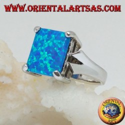 Silberring mit eingebettetem rechteckigem blauen Feueropal und V-förmigem Rahmen an den Seiten
