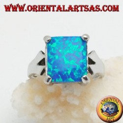 Anillo de plata con ópalo de fuego azul rectangular incrustado y marco en V en los lados