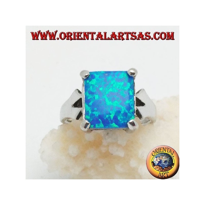 Anillo de plata con ópalo de fuego azul rectangular incrustado y marco en V en los lados