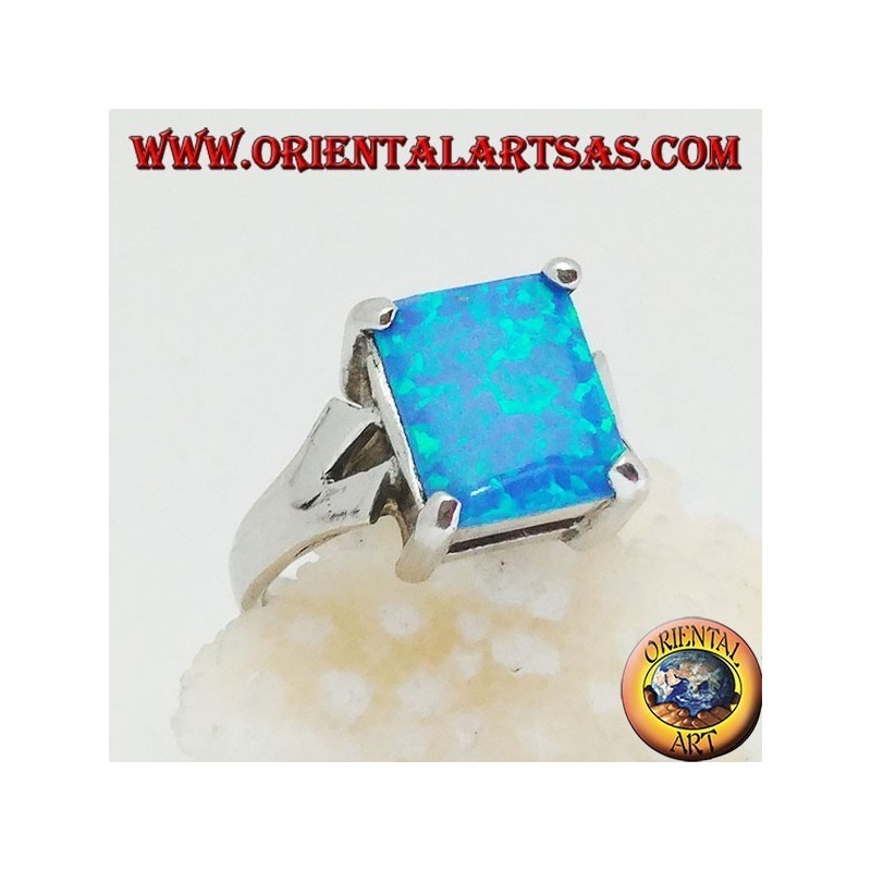Anillo de plata con ópalo de fuego azul rectangular incrustado y marco en V en los lados