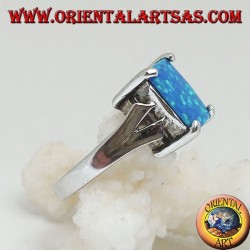 Silberring mit eingebettetem rechteckigem blauen Feueropal und V-förmigem Rahmen an den Seiten