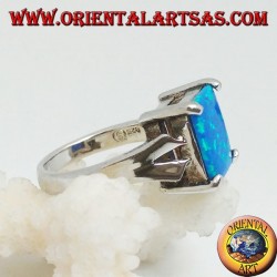 Anillo de plata con ópalo de fuego azul rectangular incrustado y marco en V en los lados